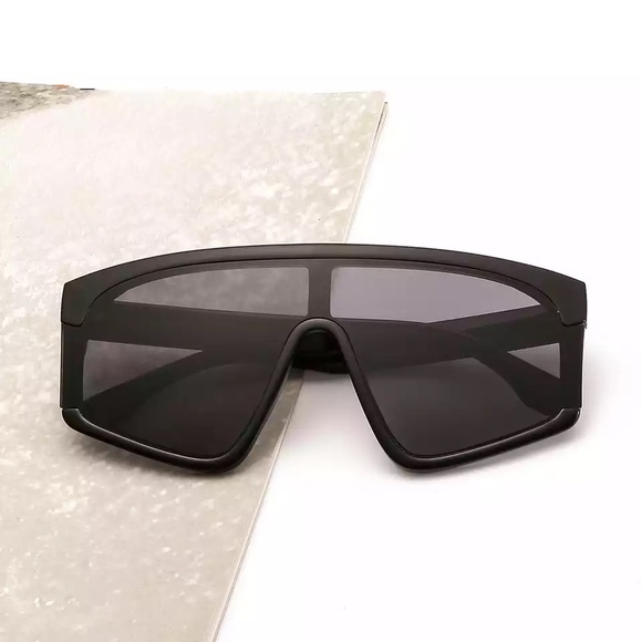 Women Luxury Rivet Oversize Sunglass - Picture 7 of 7